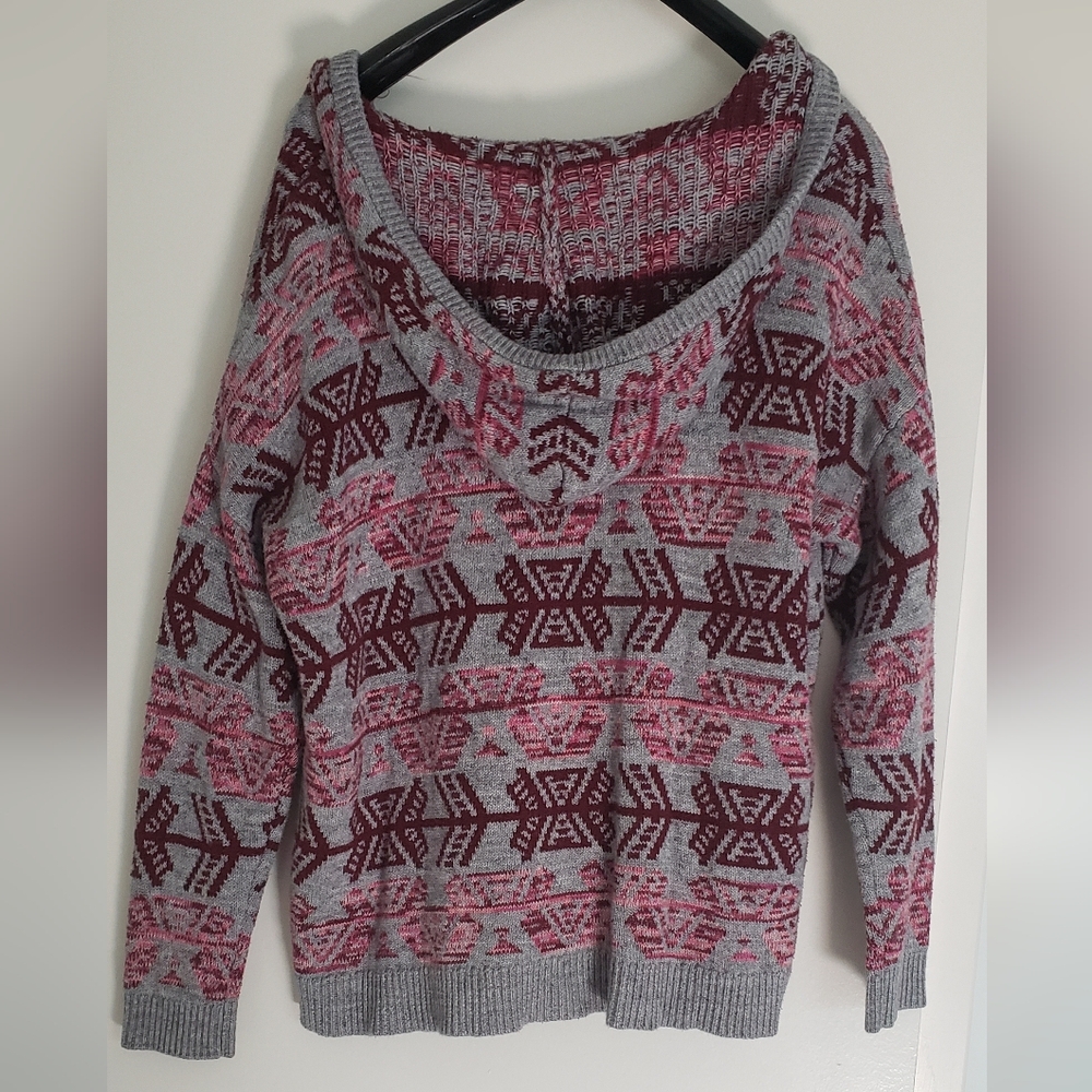 American Eagle Outfitters Gray and Burgundy V-Neck Sweater - Picture 3 of 9